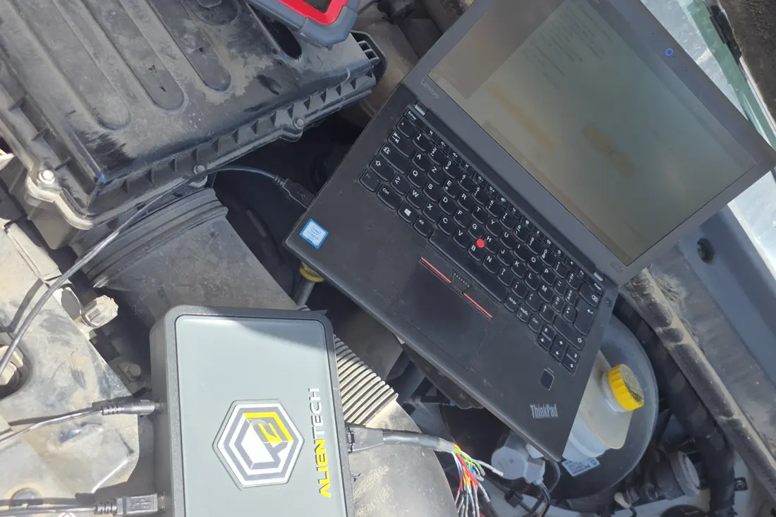 Strumentazione Alientech collegata alla presa OBD durante un intervento reale